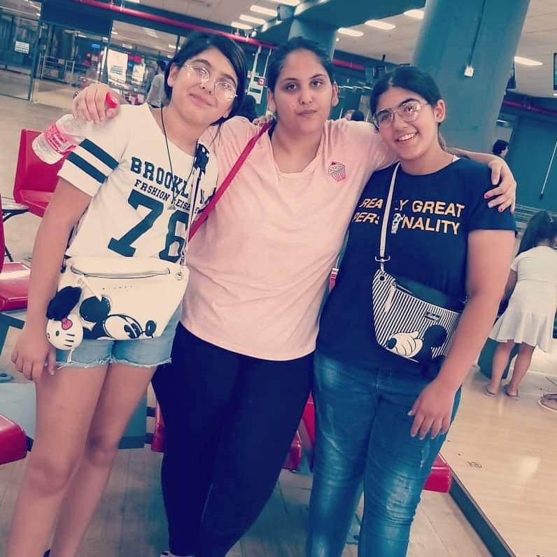 אפרת (במרכז) עם בנותיה של שלי מרגי (צילום באדיבות שלי מרגי)